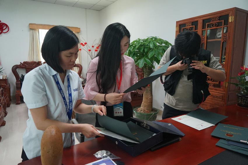 栏目组人员对榴莲AV舒服黄浏览资质进行审核