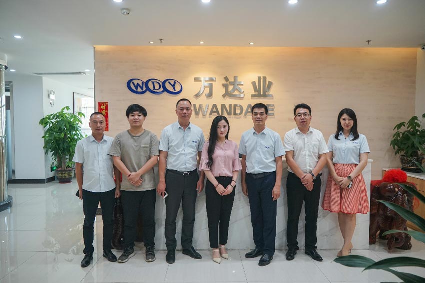 榴莲AV舒服黄浏览与《品质》栏目组合影留念