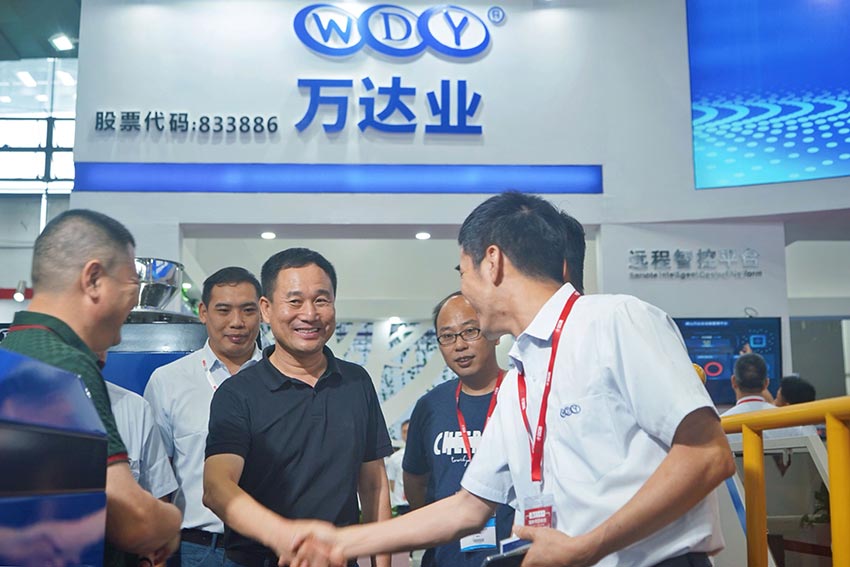 榴莲AV舒服黄浏览董事长梁汉棋先生热情接待老客户