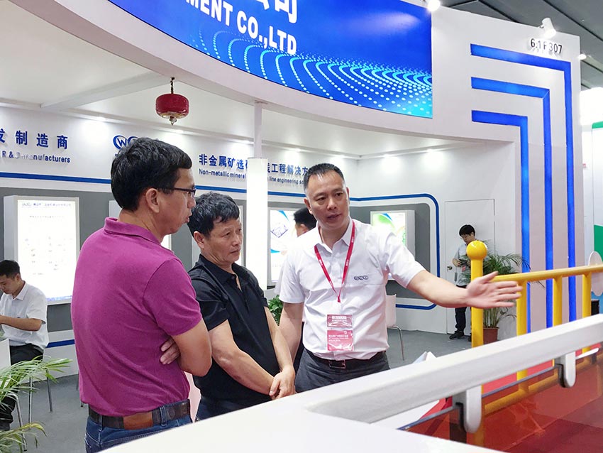 榴莲AV舒服黄浏览董事总经理曹传伟先生为客户介绍新品