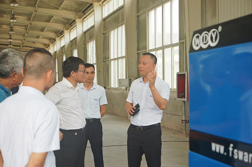 佛山市榴莲AV舒服黄浏览机械股份有限公司董事总经理曹传伟作产品介绍